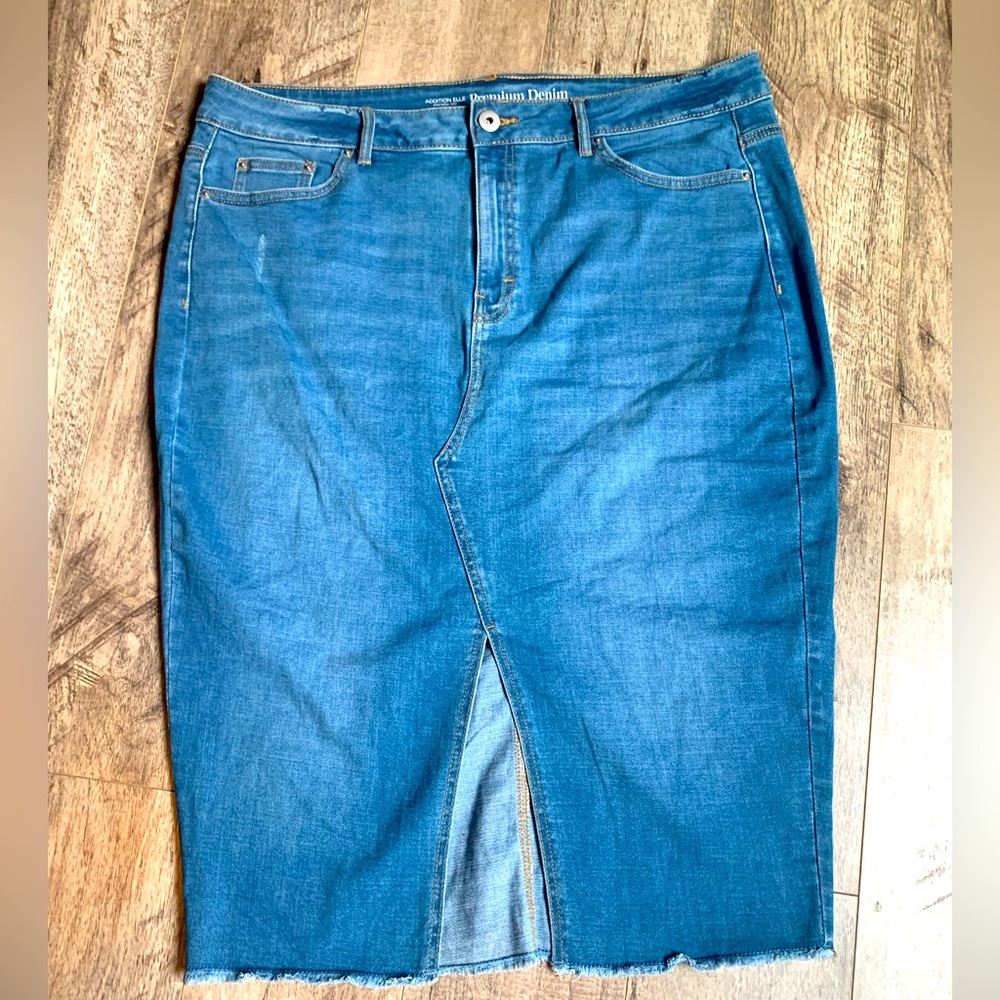 2/$25 🎉 ADDITION ELLE denim skirt with front slit. Stretchy size 20